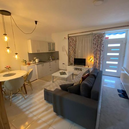 Deluxe Apartment Tuzla Exterior photo